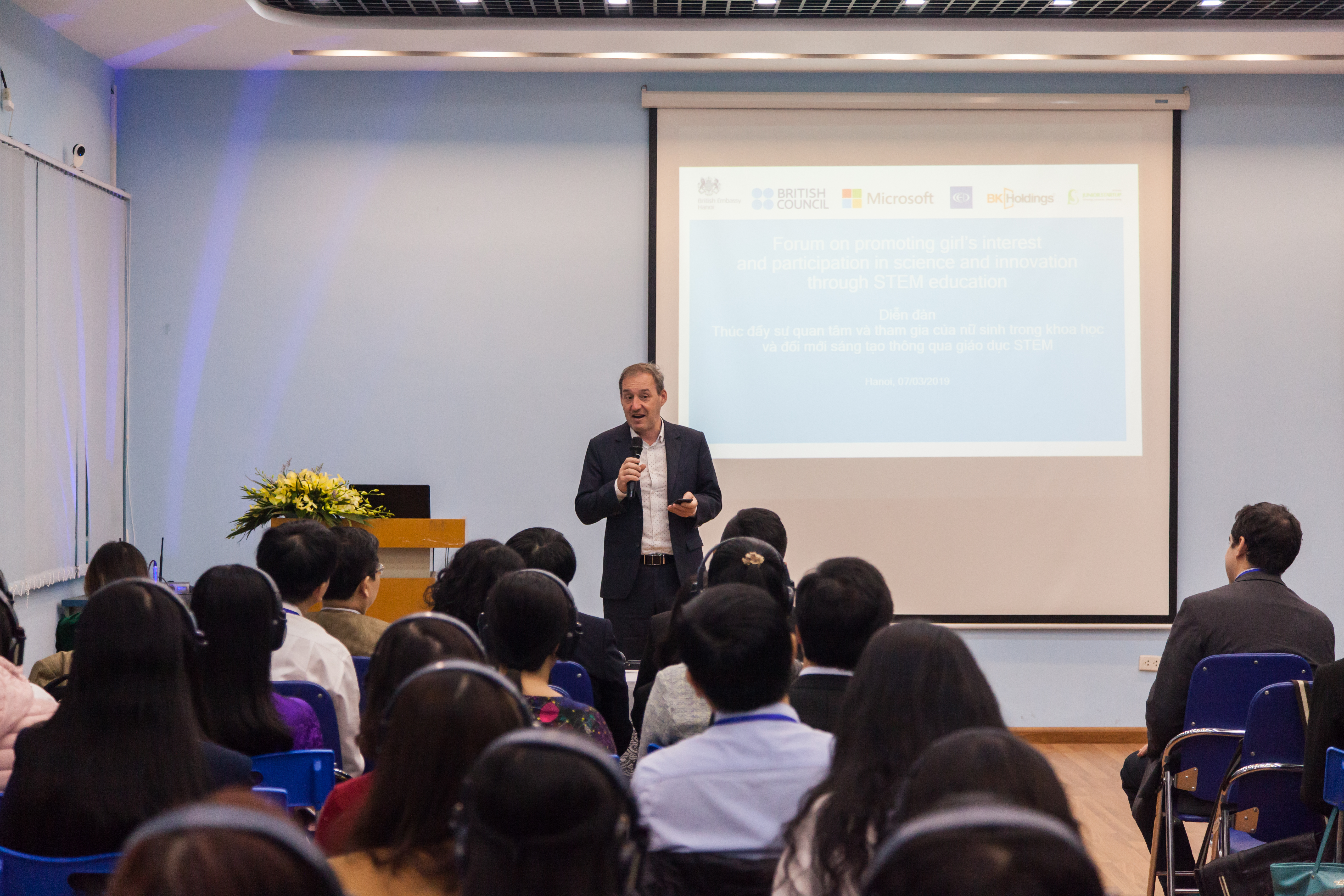 Thúc đẩy sự tham gia của nữ sinh trong khoa học